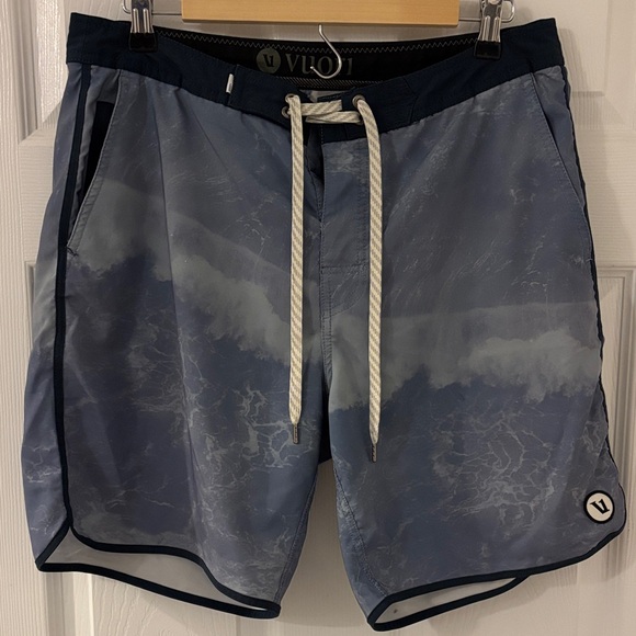 Vuori Mens Cruise Boardshort Water Wave Print Relaxed Fit Beach Blue